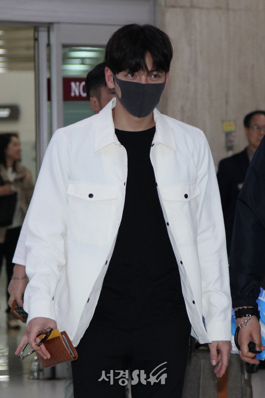배우 지창욱이 15일 오후 서울 강서구 김포국제공항을 통해 해외일정을 마치고 입국하고 있다.