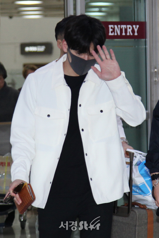 배우 지창욱이 15일 오후 서울 강서구 김포국제공항을 통해 해외일정을 마치고 입국하고 있다.