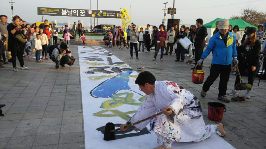 15일 송홍범 예술가가 ‘봄의 꿈-춘몽’에서 퍼포먼스를 펼치고 있다./신다은 기자