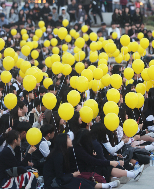 지난 15일 경기도 안산시에서 열린 청소년 추모문화제에 학생들이 세월호 참사를 추모하는 노란 풍선을 들고 있다./안산=연합뉴스