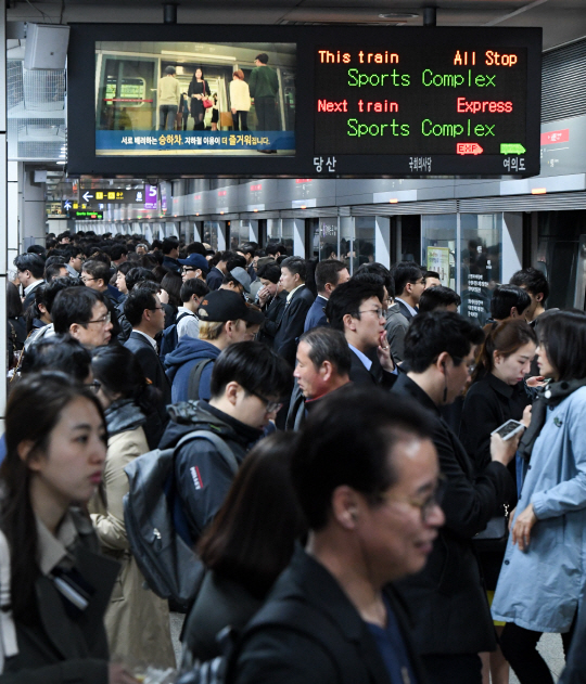 지난 14일 서울 9호선 여의도역에 종합운동장행 지하철이 도착하자 승차객들과 하차객들이 한꺼번에 뒤엉켜 혼잡스럽다. /송은석기자