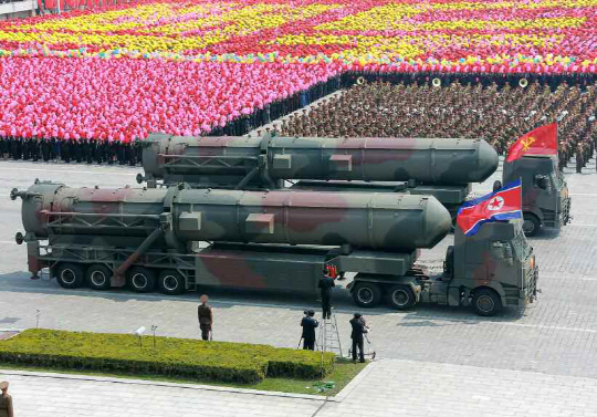 북한이 지난 15일 김일성 생일(태양절) 105주년 열병식에서 처음 공개한 신형 탄도미사일. 대륙간탄도탄(ICBM)으로 추정된다. 북한이 이날 열병식에서 공개한 전략무기는 모두 7종으로 이 가운데 6종이 신형 또는 개량형이다. /연합뉴스