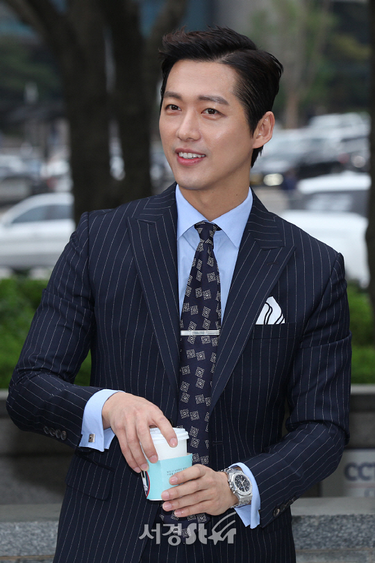 배우 남궁민이 17일 삼성역 5,6번 출구 앞에서 열린 커피차 공약 행사에 참석해 출근하는 직장인들에게 커피를 나눠주고 있다.