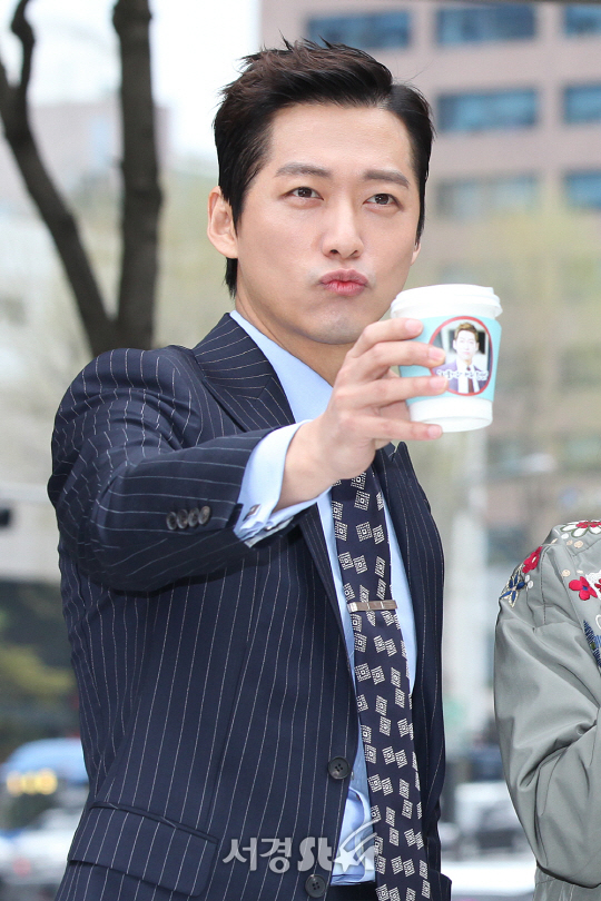 배우 남궁민이 17일 삼성역 5,6번 출구 앞에서 열린 커피차 공약 행사에 참석해 출근하는 직장인들에게 커피를 나눠주고 있다.