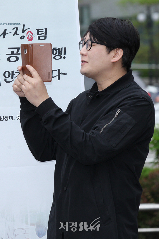 배우 김강현이 17일 삼성역 5,6번 출구 앞에서 열린 커피차 공약 행사에 참석했다.