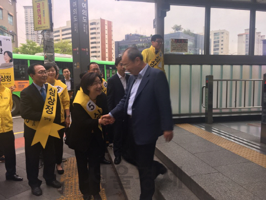 심상정 정의당 대선후보가 공식 선거운동 기간 첫날인 17일 오전 서울 여의도역을 찾아 출근하는 시민에게 인사하고 있다. 심 후보는 이날 0시 지축차량기지에서 근무하는 노동자들을 격려하며 공식적인 선거운동을 시작했다./우영탁 기자