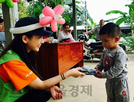 지난 4월 15일 베트남 옌바이성 지역을 방문한 제주항공 객실승무원이 어린이에게 선물을 증정하고 있다. /사진제공=제주항공