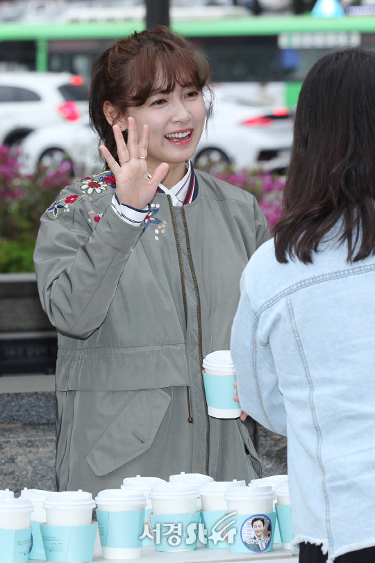 배우 남상미가 17일 삼성역 5,6번 출구 앞에서 열린 커피차 공약 행사에 참석해 출근하는 직장인들에게 커피를 나눠주고 있다.