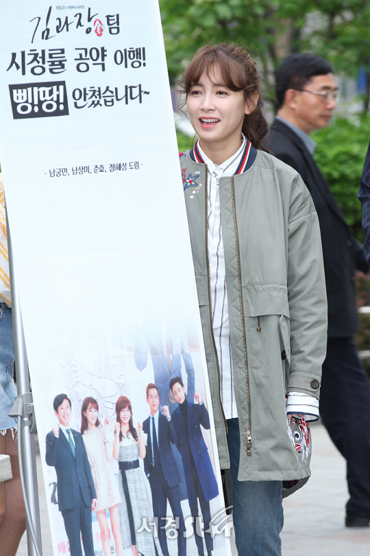 배우 남상미가 17일 삼성역 5,6번 출구 앞에서 열린 커피차 공약 행사에 참석해 출근하는 직장인들에게 커피를 나눠주고 있다.
