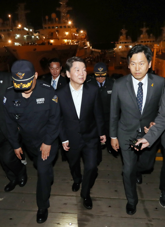 국민의당 안철수 대선후보가 제19대 대통령선거 공식 선거운동이 시작된 17일 새벽 인천시 중구 인천해양경비안전서 전용부두를 둘러보고 있다. /연합뉴스