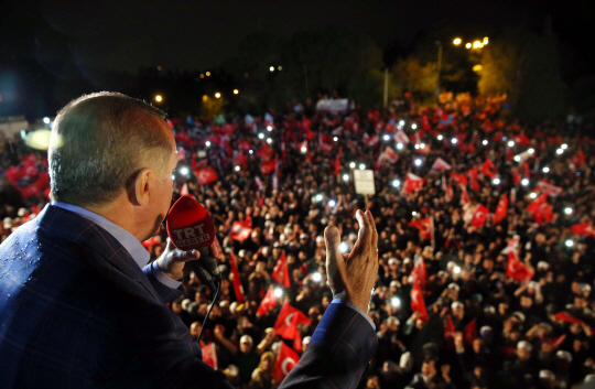 레제프 타이이프 에르도안 터키 대통령이 지지자들에게 국민투표 승리를 선언하며 연설하고 있다. /이스탄불=EPA연합뉴스