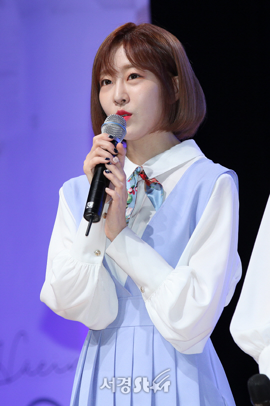 라붐(LABOUM) 멤버 유정이 17일 일지아트홀에서 열린 2번째 미니앨범 ‘MISS THIS KISS’ 쇼케이스에 참석해 인사말을 남기고 있다./사진=지수진 기자