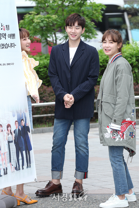 배우 정혜성, 준호, 남상미가 17일 삼성역 5,6번 출구 앞에서 열린 커피차 공약 행사에 참석했다.