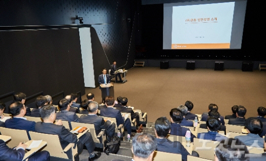 한화그룹은 17일 서울 중구 한화빌딩에서 13개 제조업 계열사 공장장과 안전환경 담당 인원 40여명을 대상으로 안전리더십 교육을 실시했다. /사진제공=한화그룹