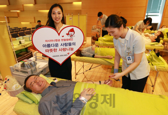 김수천 아시아나항공 사장이 17일 아시아나항공 본사에서 진행된 임직원 대상 사라으이 ‘헌혈 캠페인’에 직접 참여해 나눔을 실천하고 있다./사진제공=아시아나항공