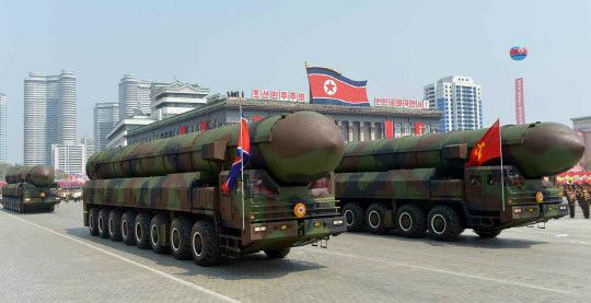 북한이 최근 발사에 실패한 미사일이 신형 스커드 미사일은 KN-17이라는 분석이 나왔다. 사진은 북한 열병식에 등장한 ICBM으로 추정되는 미사일의 모습./연합뉴스