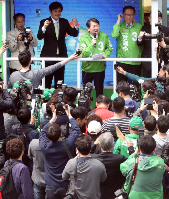 안철수 국민의당 제19대 대통령선거 후보가 18일 대전 동구 중앙시장을 찾아 지지를 호소하고 있다. /연합뉴스
