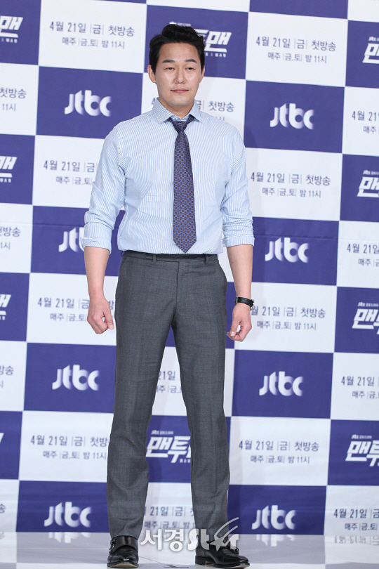 배우 박성웅이 18일 영등포 타임스퀘어 아모리스홀에서 열린 JTBC 새 금토드라마 ‘맨투맨’ 제작발표회에 참석해 포토타임을 갖고 있다.