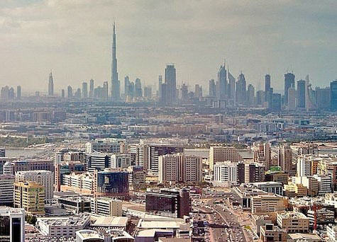 아랍 에미레이트의 오일 달러로 세워진 도시인 두바이. 그 미래적인 공제선에는 세계에서 제일 높은 건물인 버즈 칼리파도 있다. 이 도시에는 실내 스키 리조트는 물론 혁신적인 지하철 체계도 있다. 그리고 조만간 무인 항공 택시도 선을 보일 것이다.