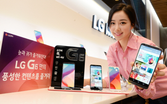 18일 LG전자 모델이 LG 베스트샵 강남 본점에서 LG 스마트월드의 LG G6 특화 콘텐츠를 소개하고 있다./사진제공=LG전자