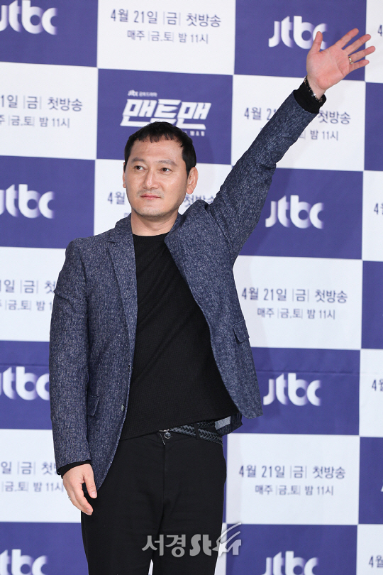 배우 정만식이 18일 영등포 타임스퀘어 아모리스홀에서 열린 JTBC 새 금토드라마 ‘맨투맨’ 제작발표회에 참석해 포토타임을 갖고 있다.