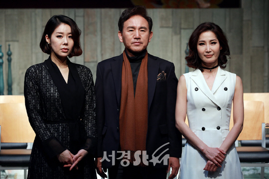 배우 김로사(왼쪽부터), 신병호, 정수영이 ‘미친키스’ 프레스콜에서 포즈를 취하고 있다.