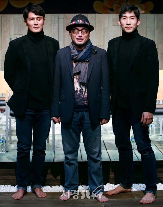 배우 조동혁(왼쪽부터), 조광화 연출, 배우 이상이가 ‘미친키스’ 프레스콜에서 포즈를 취하고 있다.