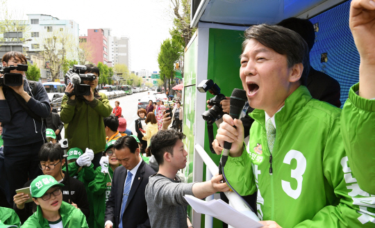 안철수 국민의당 대선후보가 18일 오전 대전역 중앙시장 앞 유세차량에서 지지를 호소하고 있다.    　 /연합뉴스