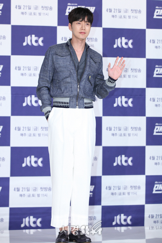 배우 연정훈이 18일 영등포 타임스퀘어 아모리스홀에서 열린 JTBC 새 금토드라마 ‘맨투맨’ 제작발표회에 참석해 포토타임을 갖고 있다.