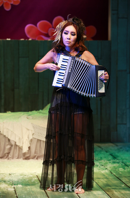 배우 미미가 ‘미친키스’ 프레스콜에서 아코디언을 연주하고 있다.