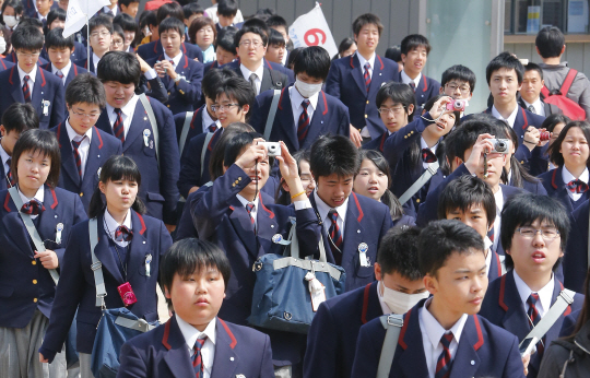 한국으로 수학여행을 와 경복궁을 관람 중인 일본 학생들/연합뉴스