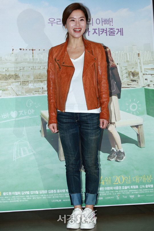 개그우먼 김지선이 영화 ‘지렁이’ VIP 시사회에 참석해 포즈를 취하고 있다.
