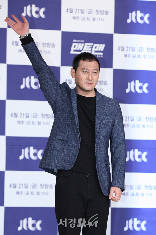 배우 정만식이 18일 영등포 타임스퀘어 아모리스홀에서 열린 JTBC 새 금토드라마 ‘맨투맨’ 제작발표회에 참석해 포토타임을 갖고 있다.