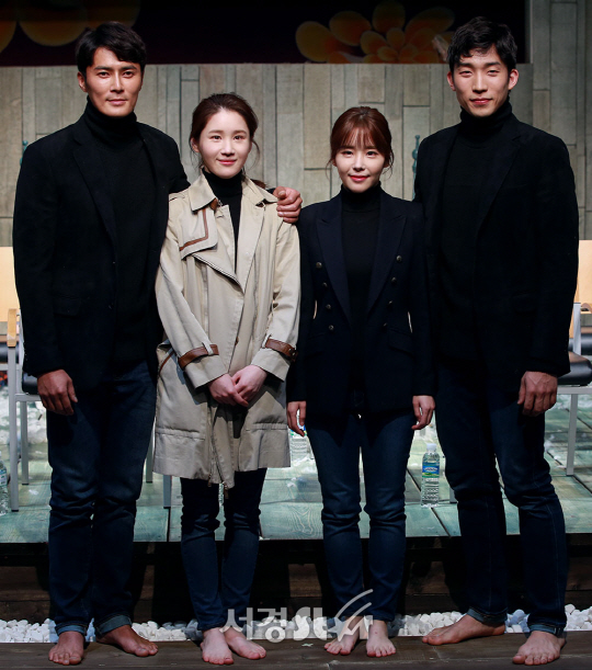 배우 조동혁(왼쪽부터), 전경수, 김두희, 이상이가 ‘미친키스’ 프레스콜에서 포즈를 취하고 있다.