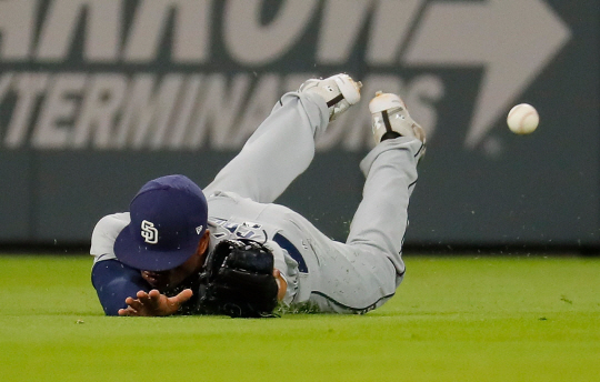 ATLANTA, GA - APRIL 17: Allen Cordoba #17 of the San Diego Padres dives in an attempt to catch this double hit by Emilio Bonifacio #64 of the Atlanta Braves in the ninth inning at SunTrust Park on April 17, 2017 in Atlanta, Georgia.   Kevin C. Cox/Getty Images/AFP  == FOR NEWSPAPERS, INTERNET, TELCOS & TELEVISION USE ONLY ==      <저작권자(c) 연합뉴스, 무단 전재-재배포 금지>