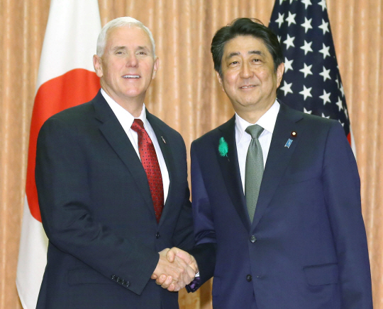 아베 신조(安倍晋三) 일본 총리(오른쪽)와 마이크 펜스 미국 부통령(왼쪽)이 18일 도쿄 총리 공저(거주지)에서 오찬을 겸한 회동을 가졌다./연합뉴스