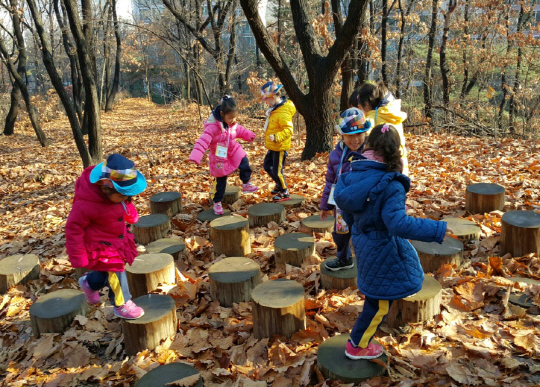 서울 도봉구 초안산 유아숲 체험장에서 아이들이 통나무 밟기를 하고 있다. /사진제공=서울시
