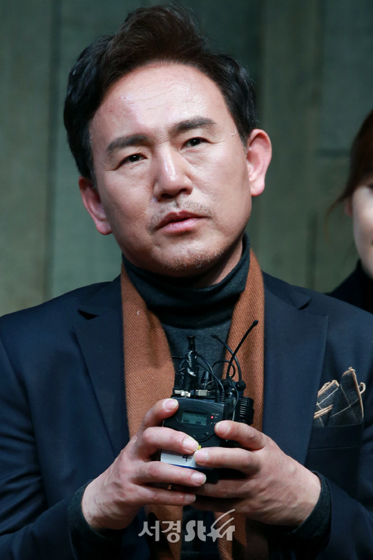 배우 손병호가 ‘미친키스’ 프레스콜에서 취재진의 질문에 답변을 하고 있다.