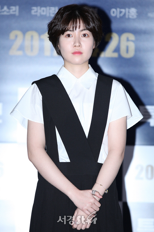 배우 심은경이 18일 동대문 메가박스에서 열린 영화 ‘특별시민’ 언론시사회에 참석해 포토타임을 갖고 있다.