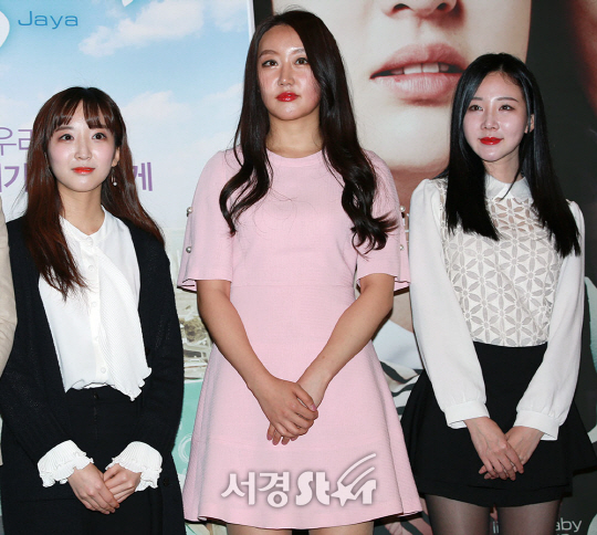 영화 ‘지렁이’ 조연 배우들이 VIP 시사회에 참석해 포즈를 취하고 있다.