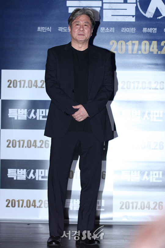 배우 최민식이 18일 동대문 메가박스에서 열린 영화 ‘특별시민’ 언론시사회에 참석해 포토타임을 갖고 있다.