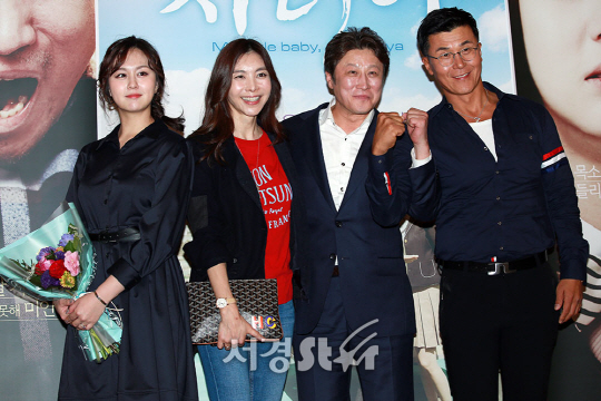 오예설, 최할리, 김정균, 이정용이 영화 ‘지렁이’ VIP 시사회에 참석해 포즈를 취하고 있다.