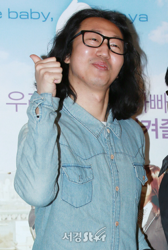 개그맨 김경진이 영화 ‘지렁이’ VIP 시사회에 참석해 포즈를 취하고 있다.