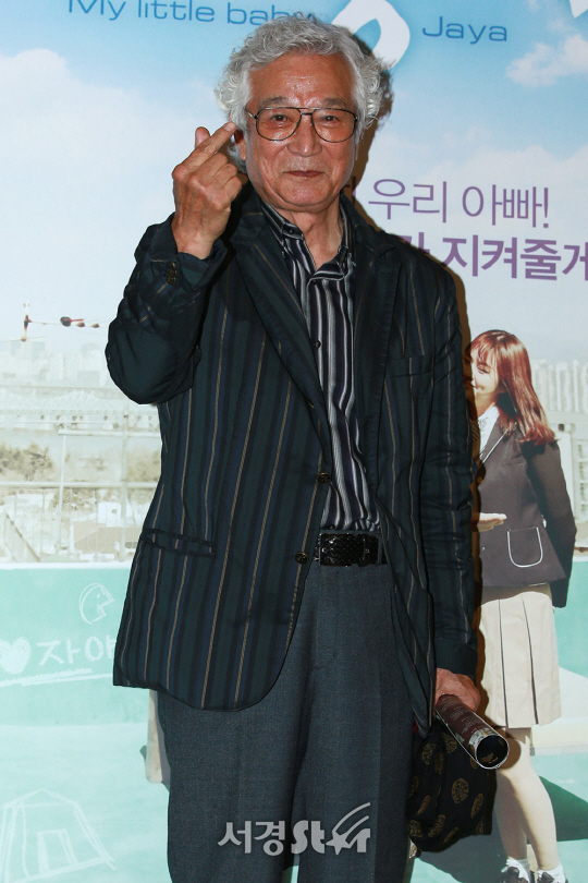 배우 신성일이 영화 ‘지렁이’ VIP 시사회에 참석해 포즈를 취하고 있다.