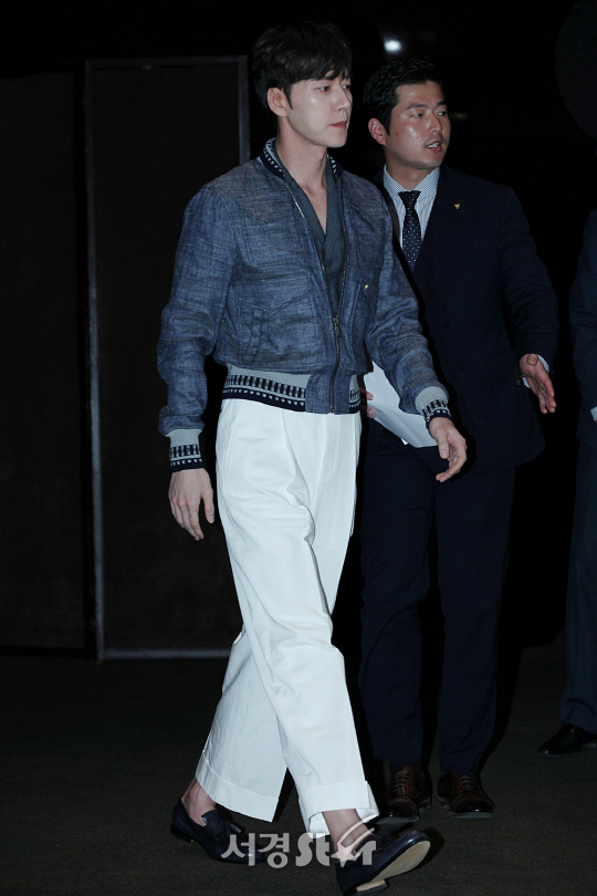 배우 18일 영등포 타임스퀘어 아모리스홀에서 열린 JTBC 새 금토드라마 ‘맨투맨’ 제작발표회에 입장하고 있다.