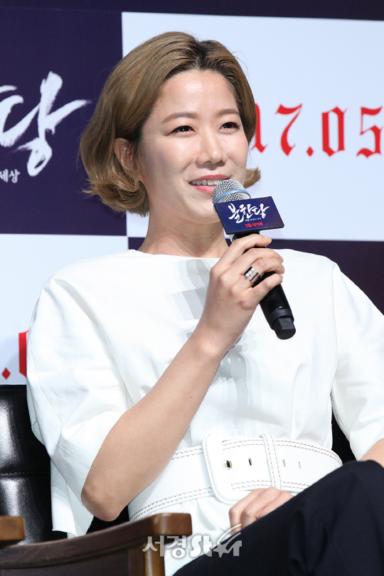 배우 전혜진이 19일 서울 강남 압구정동 압구정 CGV에서 열린 영화 ‘불한당, 나쁜 놈들의 세상’ 제작보고회에 참석했다.