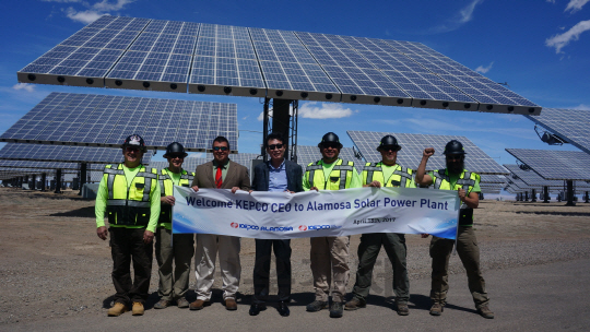 조환익(왼쪽 네번째) 한전 사장과 미국 콜로라도 알라모사 태양광 발전소 현지 직원들이 18일(현지시각)태양광 패널 앞에서 기념촬영을 하고 있다. /사진제공=한전