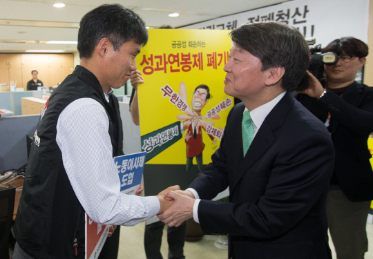 국민의당 안철수 대선 후보가 19일 오전 서울 여의도 한국노총에서 간담회를 가진 뒤 산별노조 사무실을 방문해 관계자들과 인사하고 있다. /연합뉴스