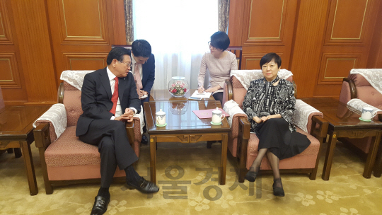 박삼구(왼쪽) 금호아시아나그룹 회장과 리샤오린 중국 인민대외우호협회장이 19일 중국 베이징 인민대외우호협회 접견실에서 만나 민간 교류 활성화 방안 등을 논의하고 있다./사진제공=금호아시아나