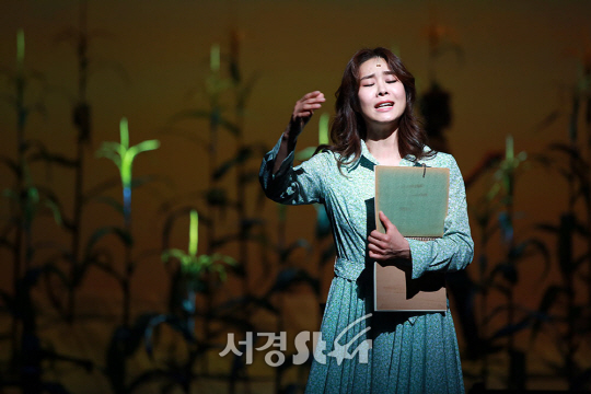 배우 옥주현이 뮤지컬 ‘매디슨 카운티의 다리‘ 프레스콜에서 무대를 선보이고 있다.